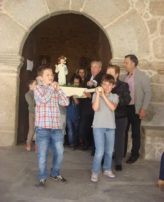 Los niños salen en procesion