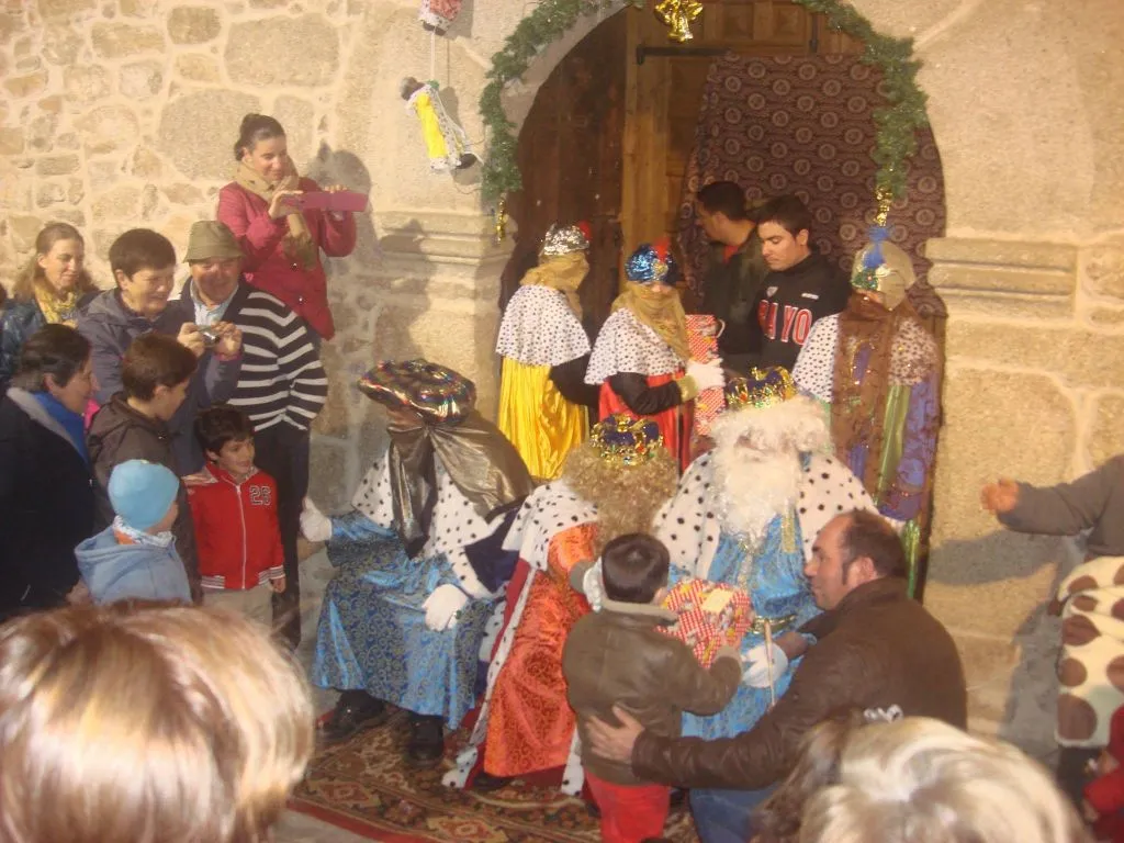 Los Reyes Magos entregando regalos en el pueblo
